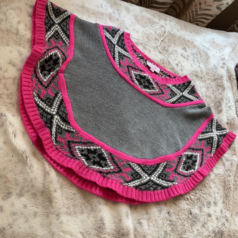 Poncho 💗🖤 - Picture 4 of 7